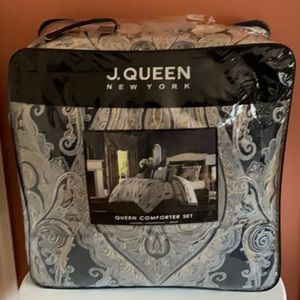 J Queen Comforters Set.